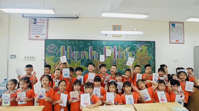 Hình ảnh một nhóm học sinh tiểu học Việt Nam vui vẻ, thể hiện niềm vui học tập và sự tự tin